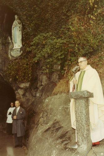 El Santo Padre habla durante un peregrinaje à Lourdes, Francia.